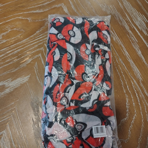 Pokémon Poké Ball Scarf - Picture 4 of 4